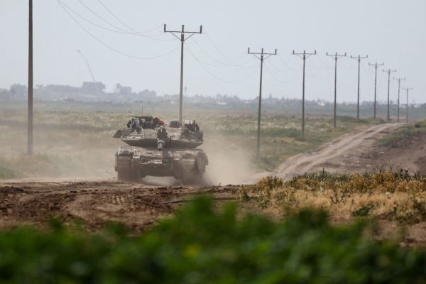 Live: Δεκάδες νεκροί από ισραηλινά πλήγματα – Χτύπησε επιτροπή βοήθειας στη Γάζα και σπίτι στο Νουσεϊράτ