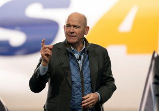 Boeing: Συνεχίζει να πέφτει… σε κενά αέρος – Αποχωρεί ο CEO
