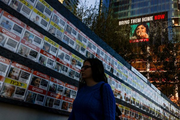 «Με το όπλο στον κρόταφο με διέταξε να γδυθώ» – Όμηρος της Χαμάς μιλάει για την σεξουαλική κακοποίησή της