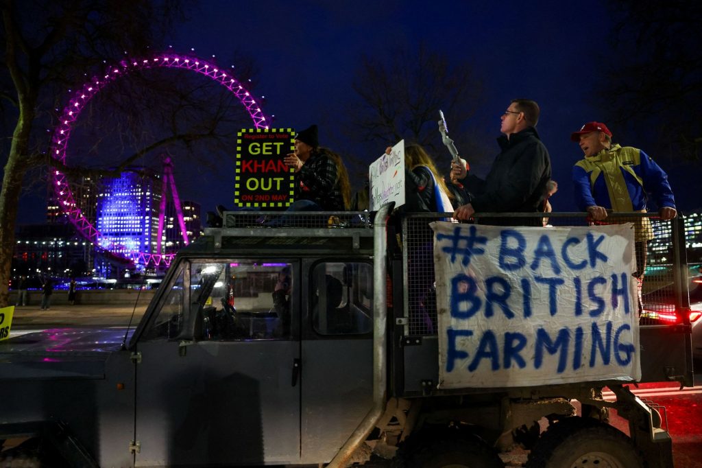 Βρετανικό: Αγρότες με τρακτέρ διαδήλωσαν έξω από το κοινοβούλιο