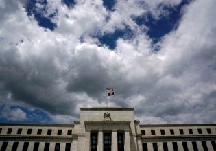 ΕΚΤ: Η Ευρώπη θα μπορούσε να μειώσει τα επιτόκια πριν από τη Fed