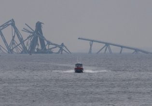 Βαλτιμόρη: «Θαύμα που ζει, δεν ήξερε κολύμπι» – Συγκλονίζει η σύζυγος επιζώντα από την κατάρρευση της γέφυρας