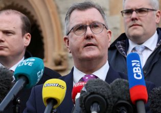 Πολιτικός «σεισμός» στη Βόρεια Ιρλανδία – Κατηγορείται για σεξουαλικά εγκλήματα ο αρχηγός των Δημοκρατικών
