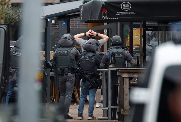 Ολλανδία: Ελεύθερα όλα τα άτομα που κρατούνταν όμηροι στο μπαρ – Συνελήφθη ένας ύποπτος