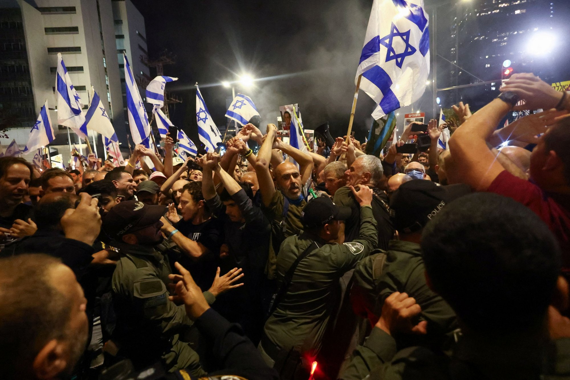 «Νετανιάχου παραιτήσου» - Χιλιάδες Ισραηλινοί ξεχύθηκαν στους δρόμους