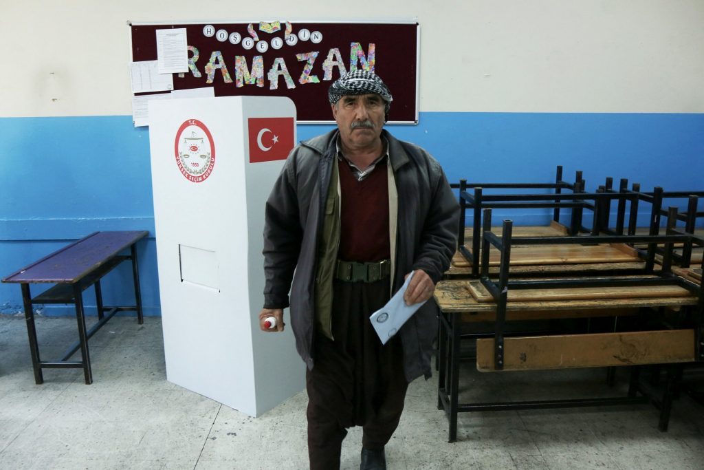 Τουρκία: Έκλεισαν οι κάλπες – Αντίστροφη μέτρηση για τα αποτελέσματα