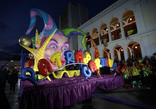 Πάτρα: «Βουλιάζει» από χιλιάδες επισκέπτες – Εντυπωσιακές εικόνες από τη νυχτερινή ποδαράτη