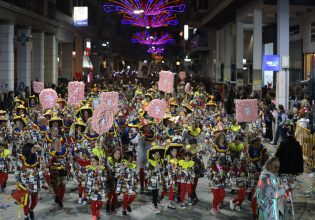 Πάτρα: Απίστευτο ατύχημα στην νυχτερινή ποδαράτη παρέλαση – Ηχείο έπεσε στο κεφάλι καρναβαλίστριας