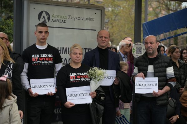 Τέμπη – 25η Μαρτίου: Το συγκλονιστικό μήνυμα οικογένειας θύματος στην παρέλαση στη Λάρισα
