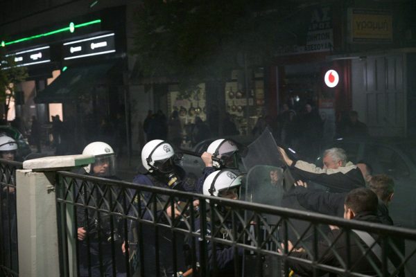 Λάρισα: Σοβαρά επεισόδια με χημικά και ξύλο για τη συναυλία της στρατιωτικής ακαδημίας των ΗΠΑ