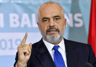 Σάλος με απαράδεκτη κίνηση του Έντι Ράμα: Έσπρωξε γυναίκα δημοσιογράφο on camera