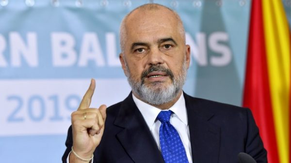 Σάλος με απαράδεκτη κίνηση του Έντι Ράμα: Έσπρωξε γυναίκα δημοσιογράφο on camera