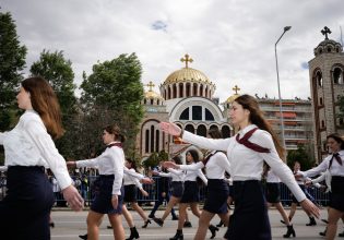 Ολοκληρώθηκε η παρέλαση στη Θεσσαλονίκη – Μηνύματα ενότητας, ισότητας και δικαιοσύνης από τους φορείς