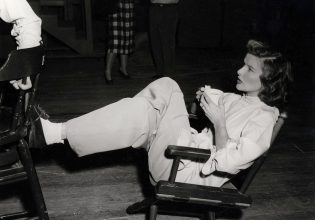 Κι όπως πας σε λίγα χρόνια θα φορέσεις παντελόνια: Όταν η Κάθριν Χέπμπορν σκανδάλισε την Αμερική