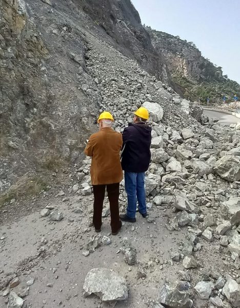 Μεγάλη κατολίσθηση βράχων στο Αλεποχώρι - Κλειστός ο δρόμος μέχρι τη 1η Απριλίου