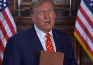 ΗΠΑ: Ο Τραμπ πουλάει… Βίβλους, πριν από το Πάσχα των καθολικών