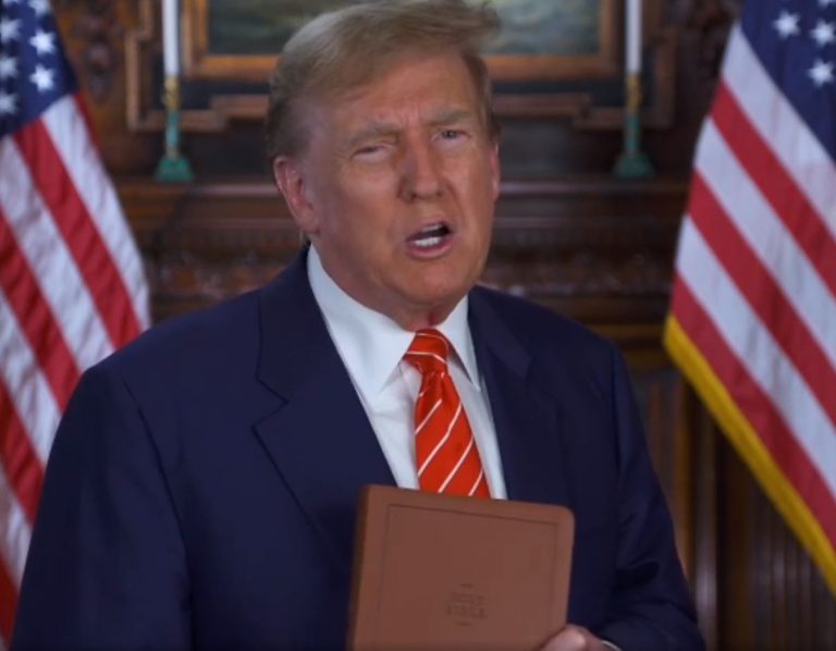 ΗΠΑ: Ο Τραμπ πουλάει… Βίβλους, πριν από το Πάσχα των καθολικών