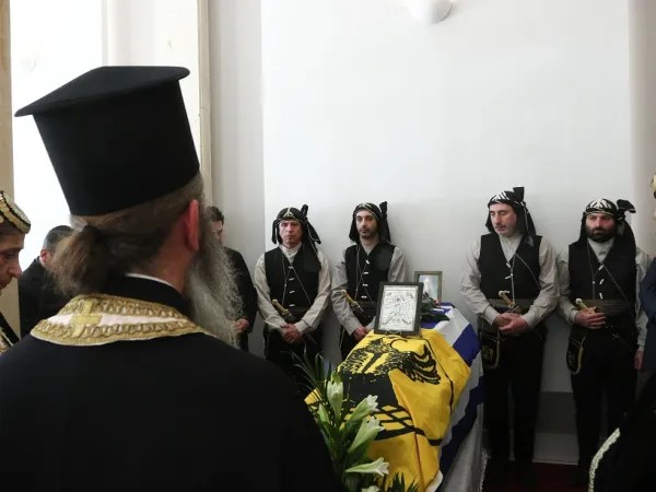 Με ποντιακή λύρα και τιμητικό άγημα η κηδεία του Μιχάλη Χαραλαμπίδη - Παρόντες Ανδρουλάκης και Λαφαζάνης