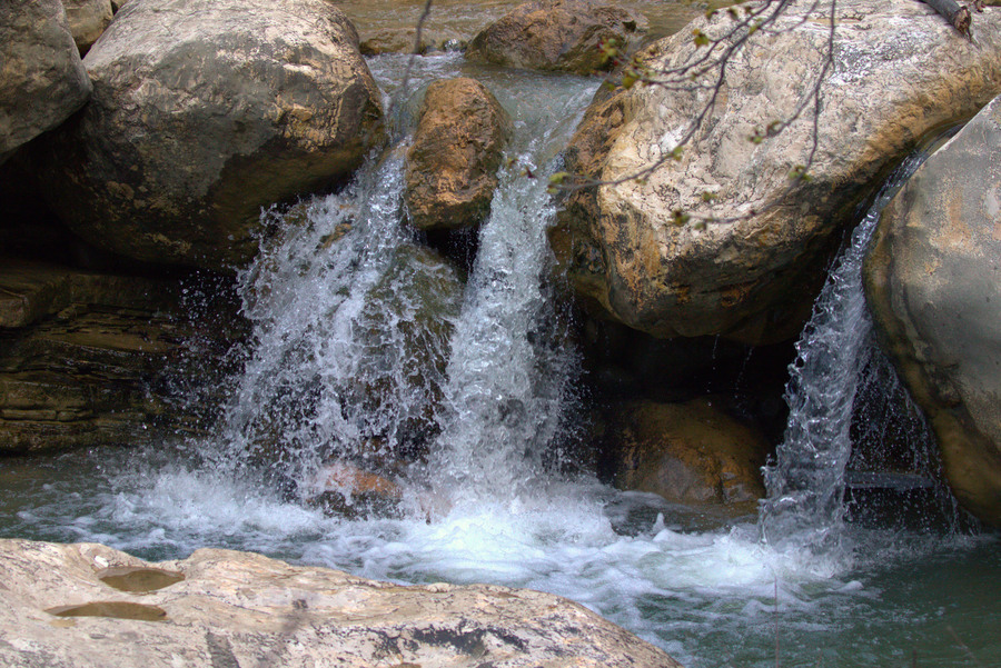 Αιτωλοακαρνανία: Ο κρυμμένος παράδεισος με το άγνωστο φαράγγι και τον εντυπωσιακό καταρράκτη