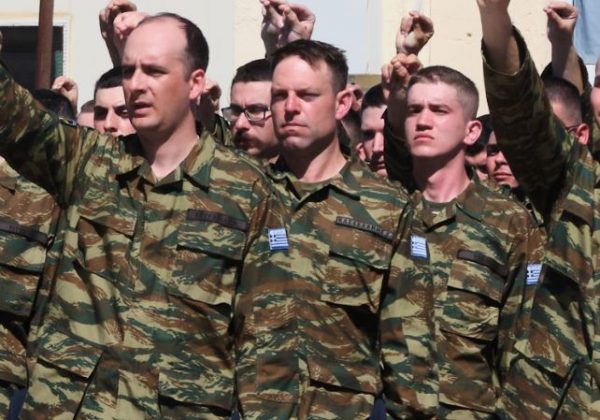 Κασσελάκης: Πρώτα ορκίστηκε πίστη στην πατρίδα και μετά έσβησε… λάθος τούρτα