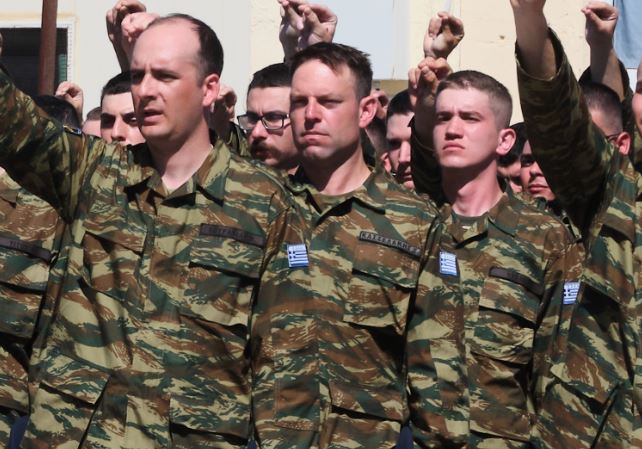 Κασσελάκης: Πρώτα ορκίστηκε πίστη στην πατρίδα και μετά έσβησε… λάθος τούρτα