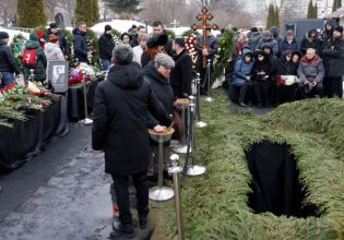 Ρωσία: Ο Αλεξέι Ναβάλνι ενταφιάσθηκε στο κοιμητήριο Μπορίσοφσκογιε της Μόσχας – Το αντίο της συζύγου του