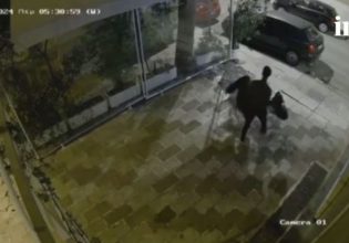 Εξάρχεια: Η στιγμή που ο ληστής φεύγει από το σπίτι της 36χρονης με την τσάντα στο χέρι