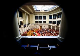 Πρόταση δυσπιστίας: Οι βαριές κατηγορίες με το «καλημέρα» και τα καυτά ερωτήματα