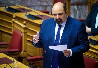 Πρόταση δυσπιστίας: Εφαρμόσαμε τα… πρωτόκολλα απαντά για το μπάζωμα στα Τέμπη ο Τριαντόπουλος