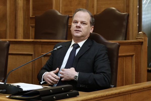 Αλαζονική η στάση του Καραμανλή στην Εξεταστική Επιτροπή, λέει πατέρας θύματος των Τεμπών