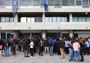 Αποκλείουν τις εισόδους του ΑΠΘ οι φοιτητές – Μαζικές κινητοποιήσεις ενάντια στα ιδιωτικά πανεπιστήμια