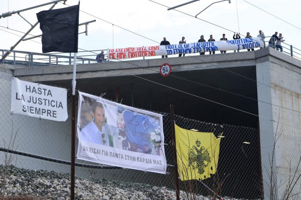 Αντιπολιτευτικό πρέσινγκ για τα Τέμπη – Τα «φίλια πυρά», η κοινωνική πίεση και η… αφωνία Καραμανλή