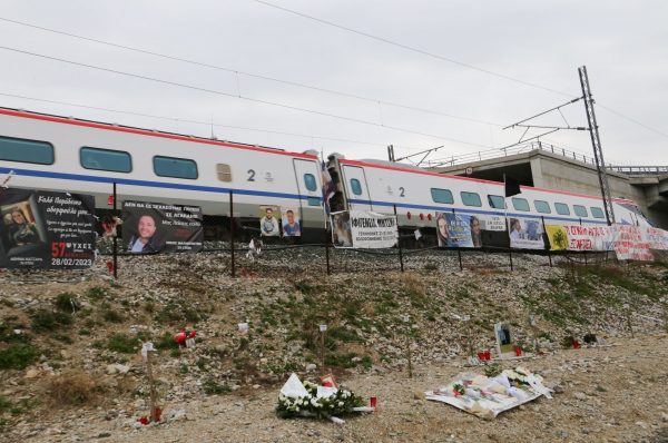 Τέμπη: Το αφήγημα του «ανθρώπινου λάθους», ο πανικός ως κακός σύμβουλος και τα αναπάντητα ερωτήματα