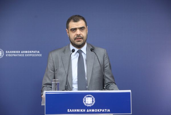 Κόντρα ΣΥΡΙΖΑ – Π. Μαρινάκη για τις «πολιτικές βδέλλες» – «Υβρίζει τα θύματα του εγκλήματος των Τεμπών»