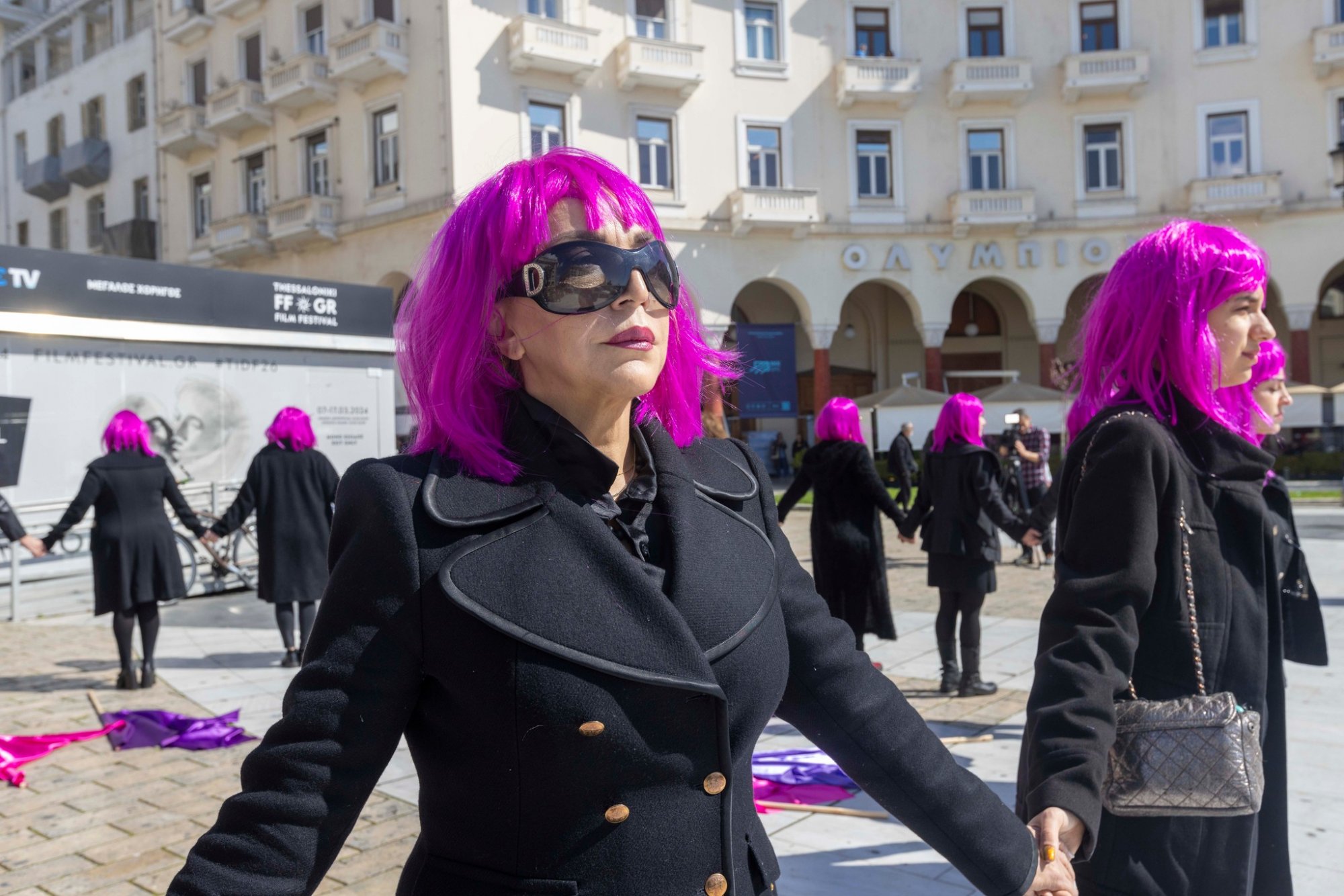 Ημέρα της Γυναίκας: Γυναίκες με μωβ περούκες διαδήλωσαν στη Θεσσαλονίκη - «Καμία απουσία»