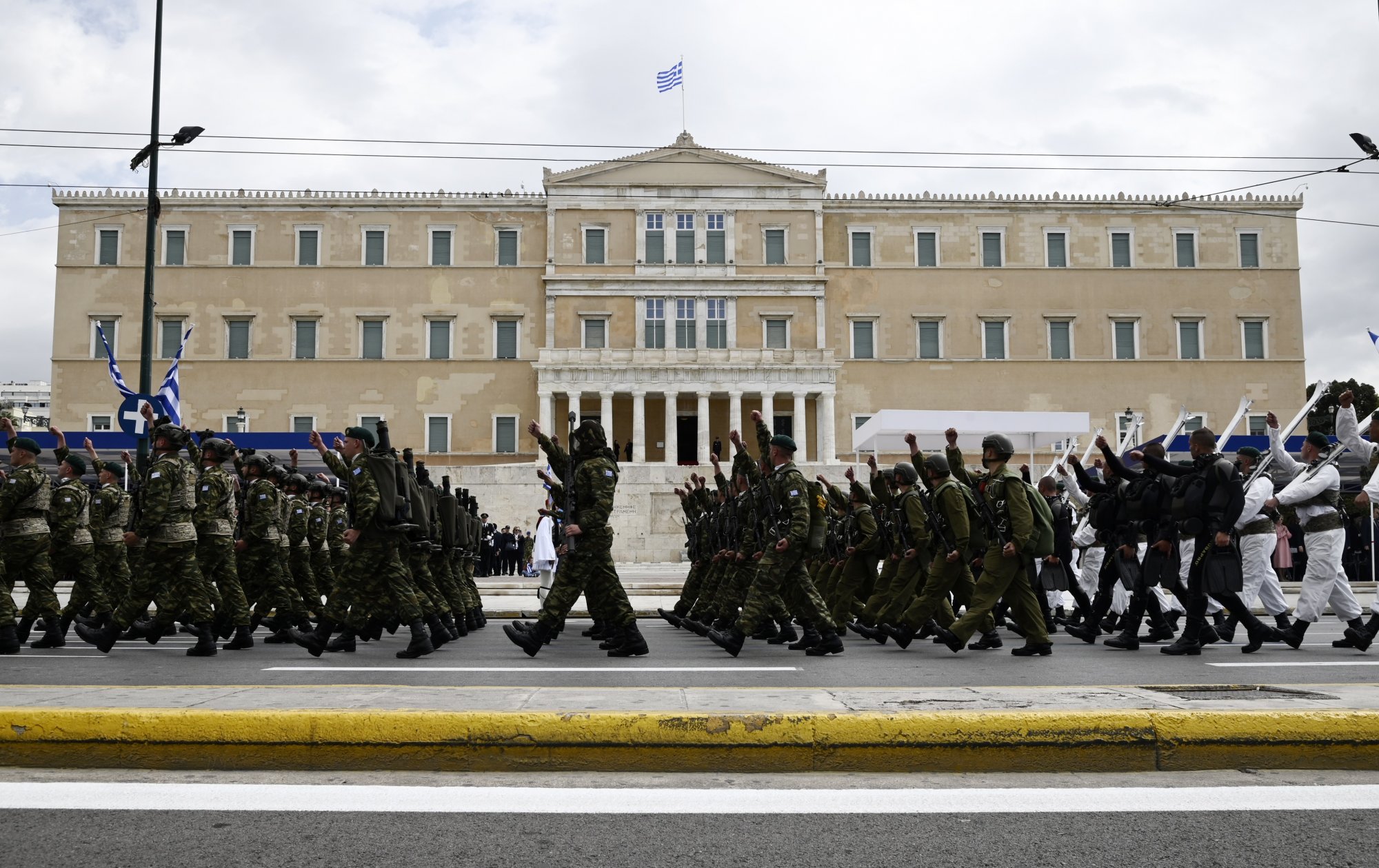Ολοκληρώθηκε η στρατιωτική παρέλαση στην Αθήνα για την 25η Μαρτίου - Δείτε φωτογραφίες και βίντεο