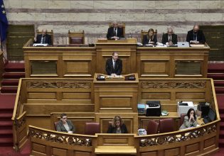 Λοβέρδος: Το χειροκρότημα στον Καραμανλή ήταν προσβολή για τους συγγενείς των θυμάτων των Τεμπών