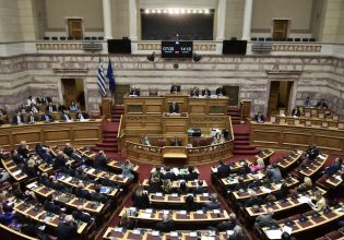 Βουλή: Μάχη πολιτικών αρχηγών για την πρόταση δυσπιστίας – Σε εξέλιξη η διαδικασία