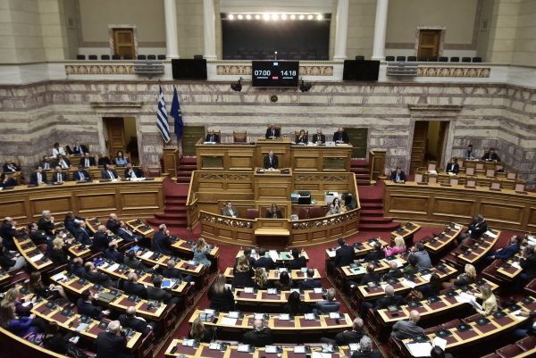 Βουλή: Μάχη πολιτικών αρχηγών για την πρόταση δυσπιστίας – Σε εξέλιξη η διαδικασία
