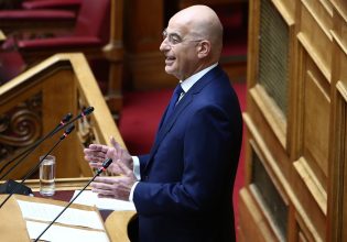 Πολιτικά εσφαλμένη και θεσμικά επικίνδυνη η πρόταση δυσπιστίας, λέει ο Δένδιας
