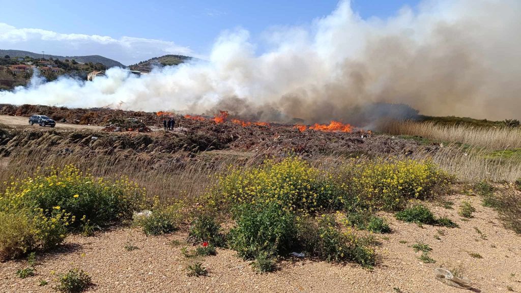 Λαύριο: Εμπρησμός η μεγάλη φωτιά σε υπαίθριο χώρο του Δήμου – Αναζητείται αντιδήμαρχος