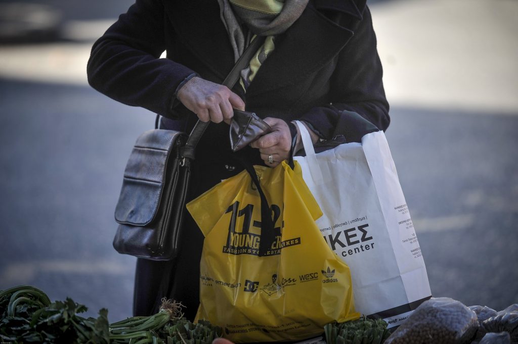 Χαμηλή αγοραστική δύναμη, φθηνή εργασία και ακρίβεια – Οι αριθμοί είναι αμείλικτοι