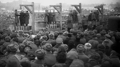 Ανατριχιαστικό μήνυμα Μεντβέντεφ: Θυμήσου ότι πρέπει να πεθάνεις – Η φωτογραφία με τις… κρεμάλες του 1943