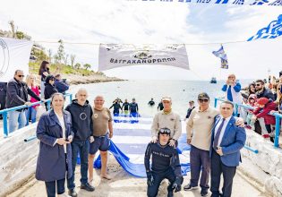 Ρίγη συγκίνησης με την Ελληνική σημαία στη θάλασσα του Πειραιά για την Εθνική Επέτειο της 25ης Μαρτίου 1821