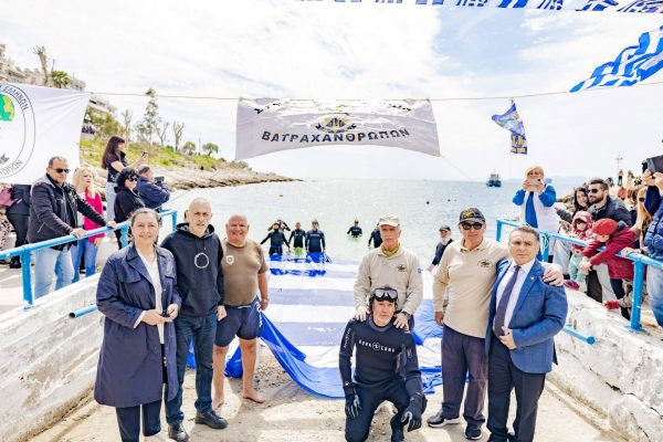 Ρίγη συγκίνησης με την Ελληνική σημαία στη θάλασσα του Πειραιά για την Εθνική Επέτειο της 25ης Μαρτίου 1821