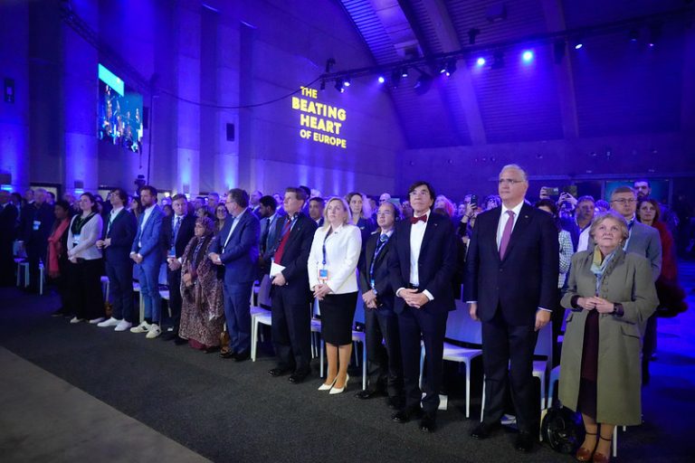 3500 τοπικοί και περιφερειακοί ηγέτες συνεδριάζουν στη Μονς