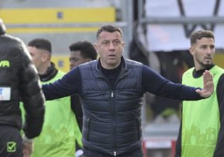 Η Λέτσε απέλυσε τον προπονητή της, επειδή έριξε κουτουλιά σε παίκτη της Βερόνα (vid)