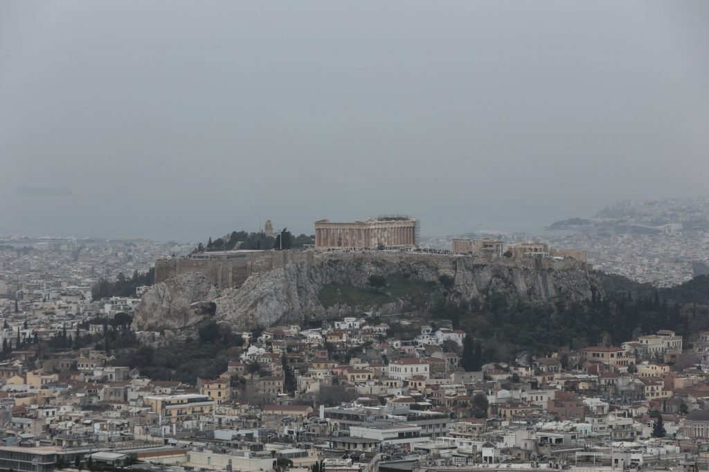 Καιρός σήμερα: Λασποβροχές και υψηλές θερμοκρασίες την Τετάρτη