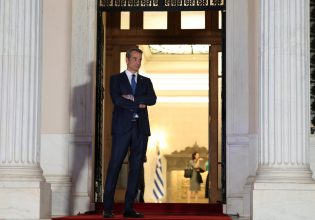 Αντίστροφη μέτρηση για (αναγκαστικές) παρεμβάσεις στη «ραχοκοκαλιά» του Μαξίμου – Οι ρόλοι, τα πρόσωπα