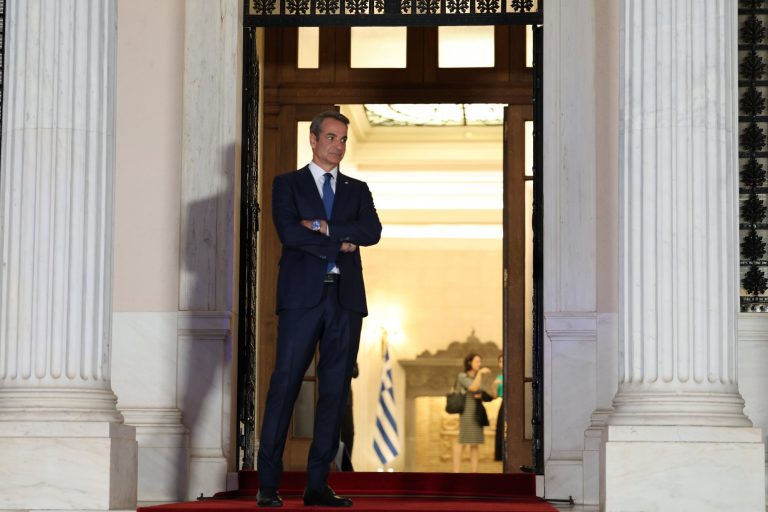 Αντίστροφη μέτρηση για (αναγκαστικές) παρεμβάσεις στη «ραχοκοκαλιά» του Μαξίμου – Οι ρόλοι, τα πρόσωπα